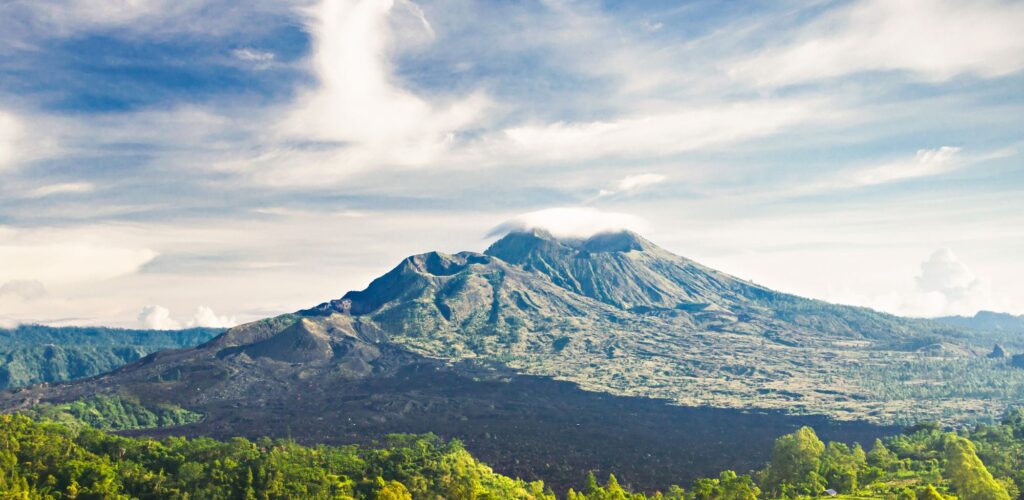 Le mont Batur - Andrey X. - Canva Pro